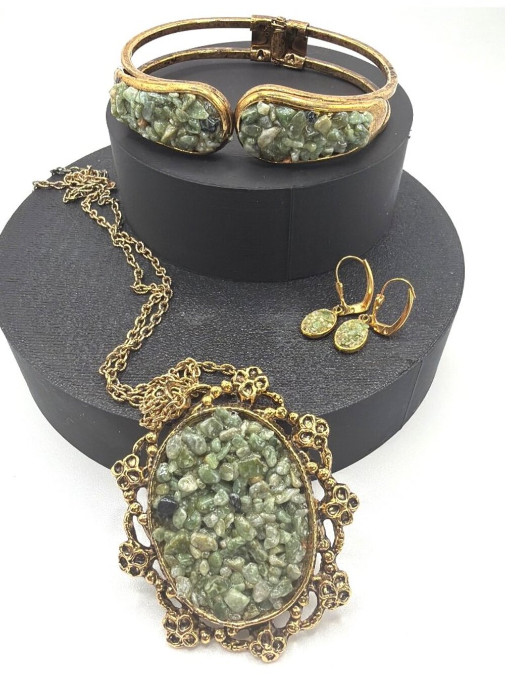 Vintage 1970s Gold-Tone Green Jade Chip Set Pendant Necklace Bracelet Earrings